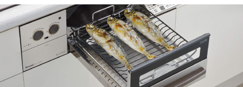 ワイドグリルで料理の効率UP！焼き魚もいっぺんに焼くことができます